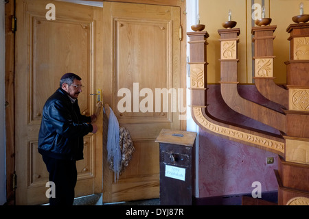 Ein Georgier jüdischen Mann an der großen Synagoge in Tbilisi Hauptstadt von Georgien Stockfoto