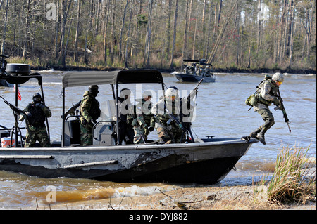 U.S. Navy SEAL Special Warfare Combatant Handwerk zugeordnet Special Boat Team 22 Besatzungsmitglieder führen Leben Brandschutzübungen nächster riverine Training 11. August 2008 in Fort Knox, Kentucky. Stockfoto