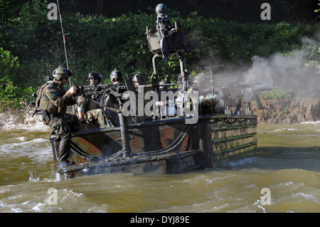 U.S. Navy SEAL Special Warfare Combatant Handwerk zugeordnet Special Boat Team 22 Besatzungsmitglieder führen Leben Brandschutzübungen nächster riverine Training 11. August 2008 in Fort Knox, Kentucky. Stockfoto