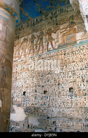 Tempel von Ramses III (1198-1167 v. Chr. – XX ° Dyn.) in Medinet Habu: Reliefs an der Wand in den zweiten Hof Stockfoto