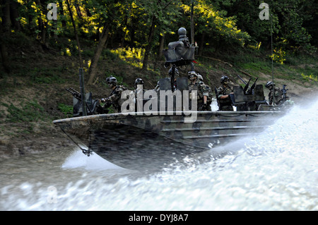 U.S. Navy SEAL Special Warfare Combatant Handwerk zugeordnet Special Boat Team 22 Besatzungsmitglieder führen Leben Brandschutzübungen nächster riverine Training 11. August 2008 in Fort Knox, Kentucky. Stockfoto