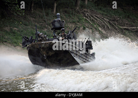 U.S. Navy SEAL Special Warfare Combatant Handwerk zugeordnet Special Boat Team 22 Besatzungsmitglieder führen Leben Brandschutzübungen nächster riverine Training 11. August 2008 in Fort Knox, Kentucky. Stockfoto