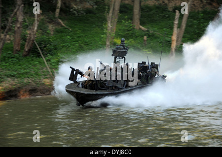 U.S. Navy SEAL Special Warfare Combatant Handwerk zugeordnet Special Boat Team 22 Besatzungsmitglieder führen Leben Brandschutzübungen nächster riverine Training 11. August 2008 in Fort Knox, Kentucky. Stockfoto