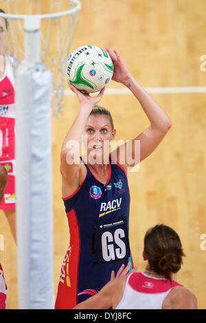 Melbourne, Victoria, Australien. 19. April 2014. CATHERINE COX von Melbourne Vixens schießt für Ziel während der Rd 8 Melbourne Vixens V Adelaide Thunderbirds 2014 ANZ Netball Weltmeisterschaften in Hisense Arena. © Tom Griffiths/ZUMA Wire/ZUMAPRESS.com/Alamy Live-Nachrichten Stockfoto