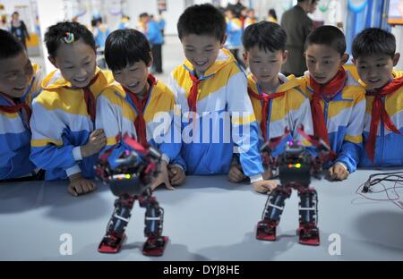 Lushan, April 19. 20. April 2013. Schüler betrachten Roboter in der Wissenschaft und Technik Museum Lushan Grafschaft in Ya'an Stadt, Südwest-China Sichuan Provinz, 19. April 2014. Das Museum öffnete am Samstag. Es wurde gebaut, nachdem Lushan von einem Erdbeben der Stärke 7,0 auf 20. April 2013 getroffen wurde. © Xue Sohee/Xinhua/Alamy Live-Nachrichten Stockfoto