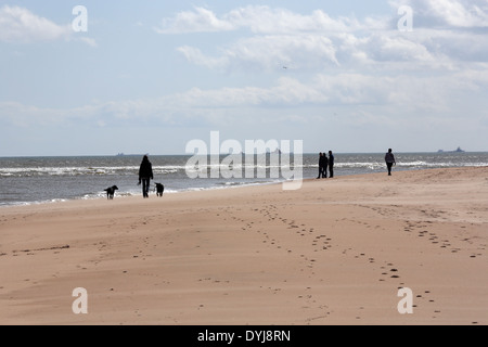 Menschen zu Fuß auf der atemberaubenden Sandstrand an der Dorf von Newburgh, Aberdeenshire, Schottland, UK Stockfoto