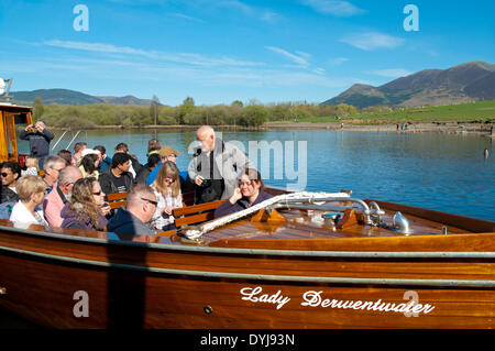 Derwentwater, Keswick, Cumbria, UK. 19. April 2014. Von Skiddaw übersehen, fröhliche Urlauber auf das Lady Derwentwater warten auf das Boot auf den See verlassen Kreuzfahrt Credit: Julie Fryer/Alamy Live News Stockfoto