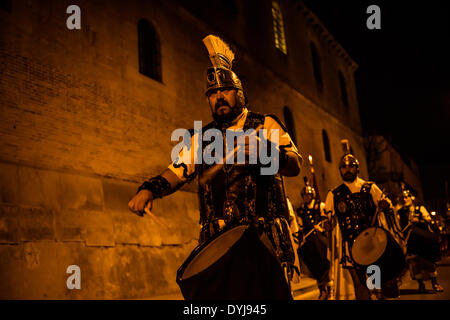 Mataro, Spanien. 17. April 2014: Die römischen Wachen des "Armats de Mataro" gehen die Gründonnerstag Prozession von der Stille Nacht in Mataro Credit: Matthi/Alamy Live-Nachrichten Stockfoto