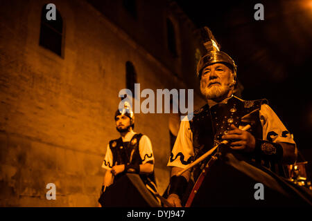 Mataro, Spanien. 17. April 2014: Eine römische Wache von den "Armats de Mataro" spielt seine Trommel während der Gründonnerstag Prozession von der Stille Nacht in Mataro Credit: Matthi/Alamy Live-Nachrichten Stockfoto