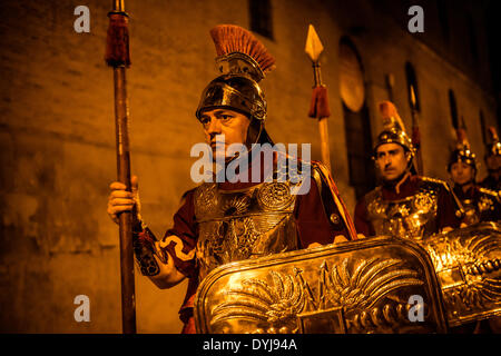 Mataro, Spanien. 17. April 2014: Die römischen Wachen des "Armats de Mataro" gehen die Gründonnerstag Prozession von der Stille Nacht in Mataro Credit: Matthi/Alamy Live-Nachrichten Stockfoto