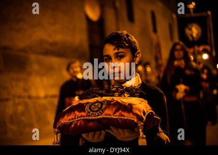 Mataro, Spanien. 17. April 2014: Ein junger Verehrer der Cofraternity "Coronacio D'Espines" geht die Gründonnerstag Prozession in Mataro Credit: Matthi/Alamy Live-Nachrichten Stockfoto