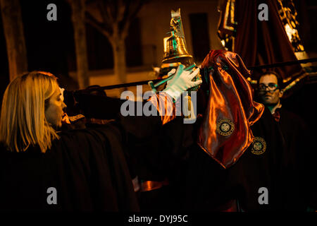 Mataro, Spanien. 17. April 2014: Verehrer des Cofraternity "Coronacio D'Espines" geht die Gründonnerstag Prozession tragen ihre Schwimmer in Mataro Credit: Matthi/Alamy Live-Nachrichten Stockfoto