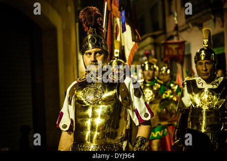 Mataro, Spanien. 17. April 2014: Die römischen Wachen des "Armats de Mataro" gehen die Gründonnerstag Prozession von der Stille Nacht in Mataro Credit: Matthi/Alamy Live-Nachrichten Stockfoto