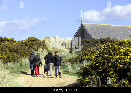 Menschen zu Fuß auf der atemberaubenden Sandstrand an der Dorf von Newburgh, Aberdeenshire, Schottland, UK Stockfoto