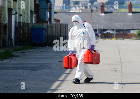 Belfast, Nordirland. 19. April 2014 - ein Forensik-Offizier trug eine weiße Blaumann trägt zwei roten Karton kriminalistische Ausrüstung am Tatort eines Mordes Credit: Stephen Barnes/Alamy Live News Stockfoto