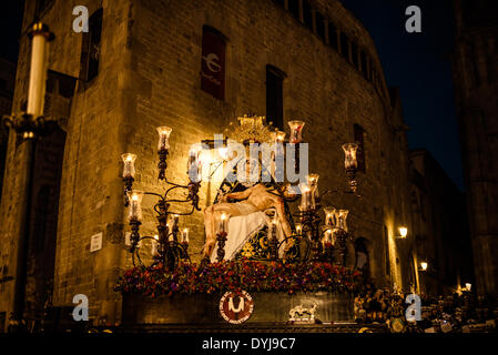 Barcelona, Spanien. 18. April 2014: Der Schwimmer der Bruderschaft der "Nuestra Senora de Las Angustias" durch die Stadt Barcelona getragen wird, während die Karfreitagsprozession Credit: Matthi/Alamy Live-Nachrichten Stockfoto