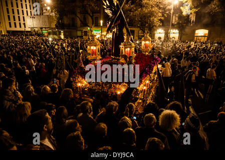 Barcelona, Spanien. 18. April 2014: Tausende verfolgen die Treffen der verschiedenen Bruderschaften und ihren Wagen vor der Kathedrale Barcelonas während der Karfreitag Prozession Credit: Matthi/Alamy Live-Nachrichten Stockfoto