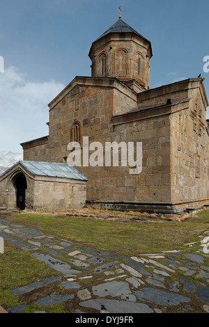 Ansicht des 14. Jahrhunderts zurGergeti Dreifaltigkeitskirche auch Tsminda Sameba Kirche der Heiligen Dreifaltigkeit auf einem Hügel in der Provinz Khevi brüllen Mount Kasbegi in Georgien Stockfoto