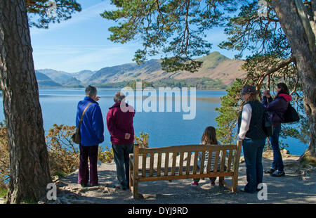 Derwentwater, Keswick, Cumbria, UK. 19. April 2014. Urlauber freuen auf den berühmten Blick von Mönchs Crag über Derwentwater Borrowdale, mit Katze Glocken steigt auf den richtigen Kredit: Julie Fryer/Alamy Live News Stockfoto