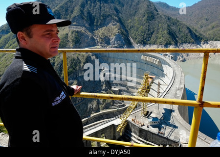 Georgische Polizei am Jvari Wasserkraftwerk Inguri auf der Enguri oder Fluss nördlich der georgischen Stadt von Jvari und teilweise in Abchasien, die separatistische Region in der Republik Georgien. Derzeit ist die weltweit zweithöchsten konkrete Bogenstaumauer mit einer Höhe von 271,5 m (891 ft) Stockfoto