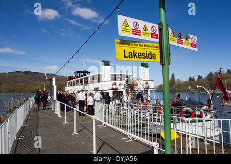 Lake Windermere, Cumbria, UK. 19. April 2014. Touristen machen Sonnenschein Touristen gehen an Bord der Dampfer Teal für eine Kreuzfahrt auf See 5 Meile Süden Credit: Gordon Shoosmith/Alamy Live News Stockfoto