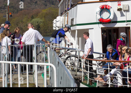 Lake Windermere, Cumbria, UK. 19. April 2014. Touristen machen die meisten Sonnenstunden Radfahrer lassen das Boot, die Belastung zu nehmen, indem man ihre Fahrräder auf einer Kreuzfahrt auf See Windermere Kredit: Gordon Shoosmith/Alamy Live News Stockfoto