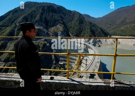 Georgische Polizei am Jvari Wasserkraftwerk Inguri auf der Enguri oder Fluss nördlich der georgischen Stadt von Jvari und teilweise in Abchasien, die separatistische Region in der Republik Georgien. Derzeit ist die weltweit zweithöchsten konkrete Bogenstaumauer mit einer Höhe von 271,5 m (891 ft) Stockfoto