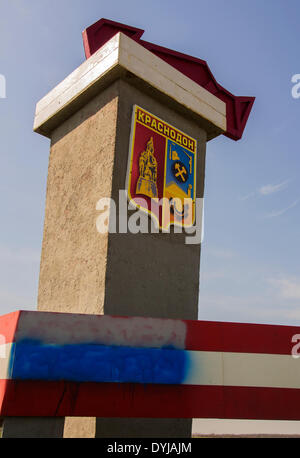 Lugansk, Ukraine. 19. April 2014. Russische Flagge auf der Stella---prorussische Aktivisten zeichnen aktiv russische Fahnen auf dem Verkehrszeichen auf der östlichen Ukraine. 6 April nahm prorussische Aktivisten ukrainischen Regionalbüro des Sicherheitsdienstes in Luhansk, 40 km (25 Meilen). Bildnachweis: Igor Golovnov/Alamy Live-Nachrichten Stockfoto