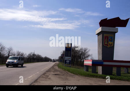 Lugansk, Ukraine. 19. April 2014. Russische Flagge auf der Stella---prorussische Aktivisten zeichnen aktiv russische Fahnen auf dem Verkehrszeichen auf der östlichen Ukraine. 6 April nahm prorussische Aktivisten ukrainischen Regionalbüro des Sicherheitsdienstes in Luhansk, 40 km (25 Meilen). Bildnachweis: Igor Golovnov/Alamy Live-Nachrichten Stockfoto