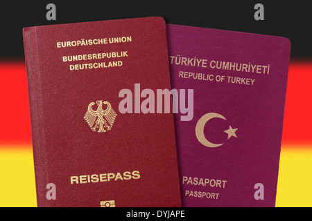 Deutschen und türkischen Reisepass im vorderen Deutschland Flagge, doppelte Staatsbürgerschaft Stockfoto