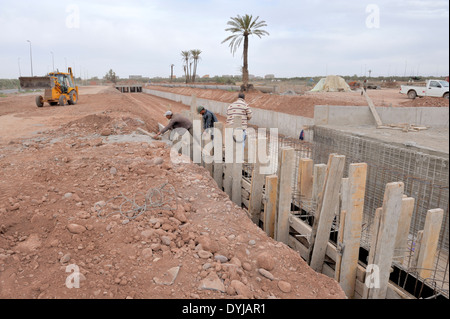 Bau der neuen Wasserleitung zur Wasserversorgung für Marrakesch Marokko. Installation von traditionellen Holz-Schalung für Beton. Stockfoto