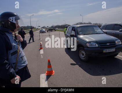 Lugansk, Ukraine. 19. April 2014. Polliceman auf Verordnung Verkehrsknotenpunkt---In Lugansk angespannt. Stadt umgeben Verkehrsregelung Punkt. Polizei, bewaffnete Kalaschnikow überprüfen Sie sorgfältig jeden PKW und LKW. Fahrer und Beifahrer werden zu diesem Verständnis behandelt. Bildnachweis: Igor Golovnov/Alamy Live-Nachrichten Stockfoto