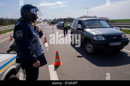 Lugansk, Ukraine. 19. April 2014. Polliceman auf Verordnung Verkehrsknotenpunkt---In Lugansk angespannt. Stadt umgeben Verkehrsregelung Punkt. Polizei, bewaffnete Kalaschnikow überprüfen Sie sorgfältig jeden PKW und LKW. Fahrer und Beifahrer werden zu diesem Verständnis behandelt. Bildnachweis: Igor Golovnov/Alamy Live-Nachrichten Stockfoto