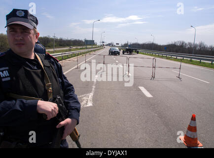 Lugansk, Ukraine. 19. April 2014. Polliceman auf Verordnung Verkehrsknotenpunkt---In Lugansk angespannt. Stadt umgeben Verkehrsregelung Punkt. Polizei, bewaffnete Kalaschnikow überprüfen Sie sorgfältig jeden PKW und LKW. Fahrer und Beifahrer werden zu diesem Verständnis behandelt. Bildnachweis: Igor Golovnov/Alamy Live-Nachrichten Stockfoto