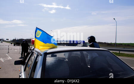 Lugansk, Ukraine. 19. April 2014. Polliceman auf Verordnung Verkehrsknotenpunkt---In Lugansk angespannt. Stadt umgeben Verkehrsregelung Punkt. Polizei, bewaffnete Kalaschnikow überprüfen Sie sorgfältig jeden PKW und LKW. Fahrer und Beifahrer werden zu diesem Verständnis behandelt. Bildnachweis: Igor Golovnov/Alamy Live-Nachrichten Stockfoto