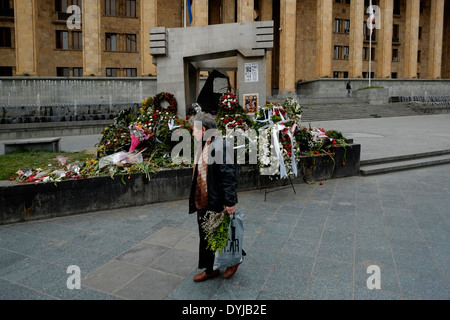 Ein Fußgänger geht an einem Denkmal vor dem alten Parlamentsgebäude in der Rustaveli Avenue Tiflis Hauptstadt der Republik Georgien vorbei Stockfoto