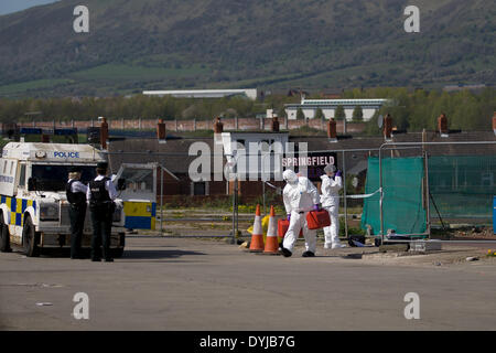 Springfield Road, Belfast, UK 19. April 2014 forensische Offiziere am Tatort des ermordeten republikanischen Tommy Crossan. Stockfoto