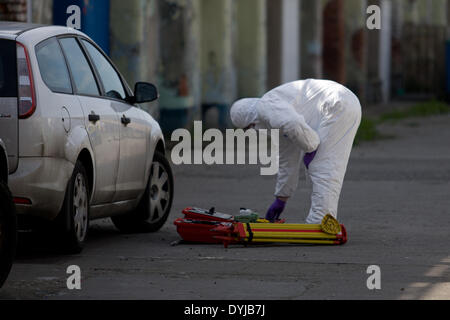 Springfield Road, Belfast, UK 19. April 2014 forensische Offiziere am Tatort des ermordeten republikanischen Tommy Crossan Credit: Bonzo/Alamy Live News Stockfoto