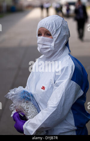 Springfield Road, Belfast, UK 19. April 2014 forensische Offiziere am Tatort des ermordeten republikanischen Tommy Crossan Credit: Bonzo/Alamy Live News Stockfoto