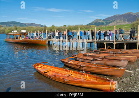 Derwentwater, Keswick, Cumbria, UK. 19. April 2014. Urlauber-Vorstand die Einführung Annie Mellor für eine Kreuzfahrt rund um Derwentwater, während im Vordergrund sind eine Reihe von kleine Ruderboote mieten in Erwartung festgemacht.  Skiddaw erhebt sich in der Ferne. Julie Fryer/Alamy Live-Nachrichten Stockfoto