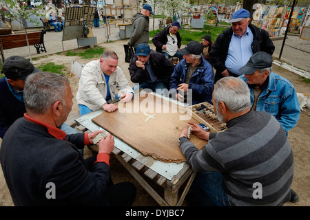 Georgische Männer spielen Domino Spiel bei der 'Dry Brücke Basar" Flohmarkt in Tiflis, der Hauptstadt der Republik Georgien Stockfoto