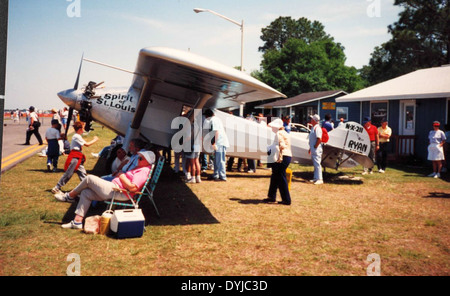 Eine Nachbildung des Spirit of St. Louis, ausgestellt auf der EAA Oshkosh Airshow in Wisconsin, zollt Charles Lindberghs historischem Solo-Transatlantikflug im Jahr 1927 Tribut. Das Flugzeug ist ein Symbol für frühe Errungenschaften der Luftfahrt. Stockfoto