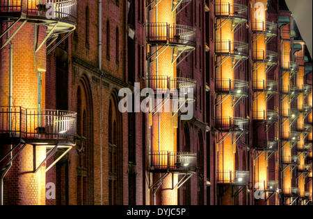 Illuminierte Speichergebäude in der Speicherstadt von Hamburg, Deutschland, Europa Stockfoto