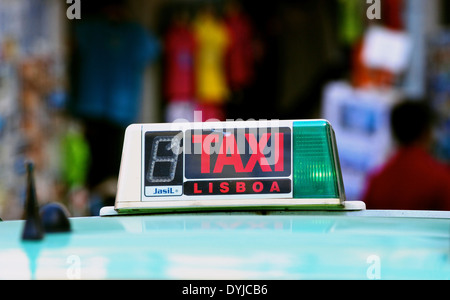 Auf dem Dach von Taxi Lissabon Portugal Westeuropa unterzeichnen. Stockfoto