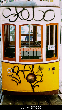 Eines der Elevador Da Bica Standseilbahnen Straßenbahnwagen Lissabon Portugal Westeuropa Stockfoto