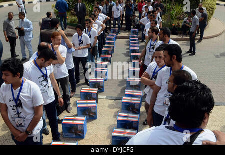 Kairo, Ägypten. 19. April 2014. Kampagne Freiwilligen des Präsidenten hoffnungsvollen Hamdeen Sabahi, Kisten mit Tausenden von Empfehlungen an die Kommission Wahlbüro in Kairo, Ägypten, Samstag, 19. April 2014 tragen. Es ist obligatorisch für jeden Präsidenten hoffnungsvoll, 25.000 Unterschriften von mindestens 15 der 27 Provinzen des Landes zu sichern, um bei der Abstimmung vom 26.-27. Mai laufen. Arabische liest '' Nord Sinai Hamdeen Sabahi Credit: Mohammed Bendari/APA Images/ZUMAPRESS.com/Alamy Live News Stockfoto