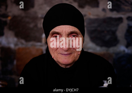 Eine georgische Seniorin bei der Stadt Sugdidi die Hauptstadt Samegrelo Zemo Svaneti Region in Georgien Stockfoto