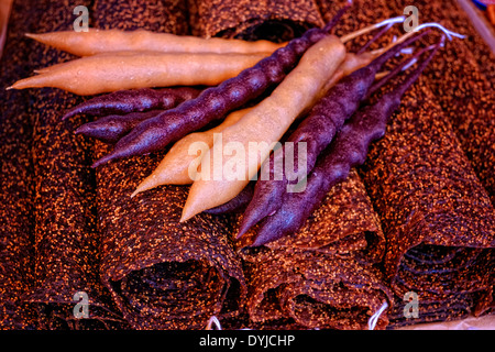 Traditionelle Churchkhela wurstförmige Bonbons und Süßigkeiten genannt Tklapi auch bekannt als "Obst-Leder" in Georgien Stockfoto