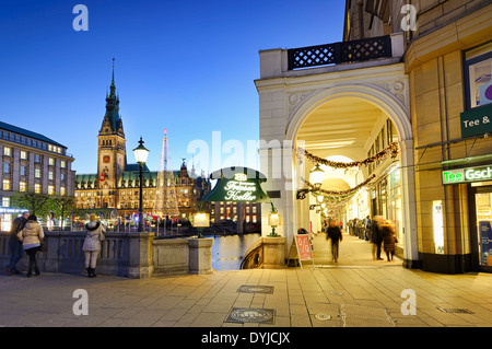 Weihnachtsmarkt bin Rathaus in Hamburg, Deutschland, Europa Stockfoto