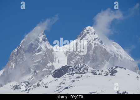 Twin Peaks von Berg Uschba eines der bemerkenswertesten Gipfel des Kaukasus Gebirges in Swanetien Region Republik Georgien Stockfoto